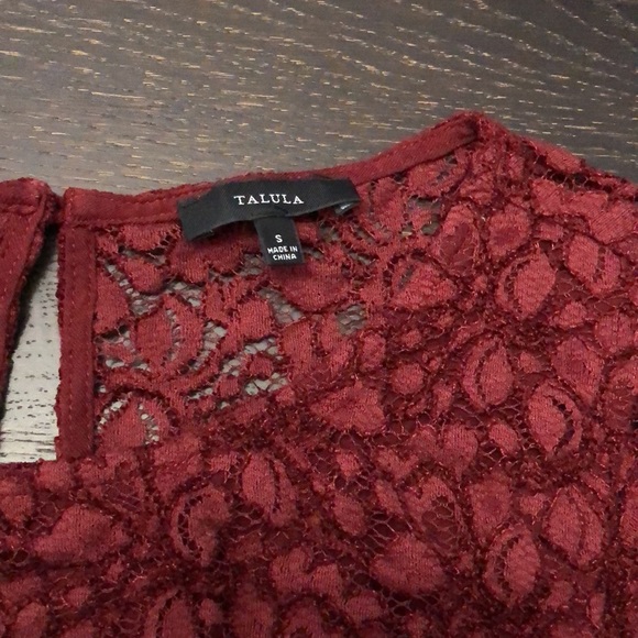 Lace cap sleeve crop top - Picture 2 of 4